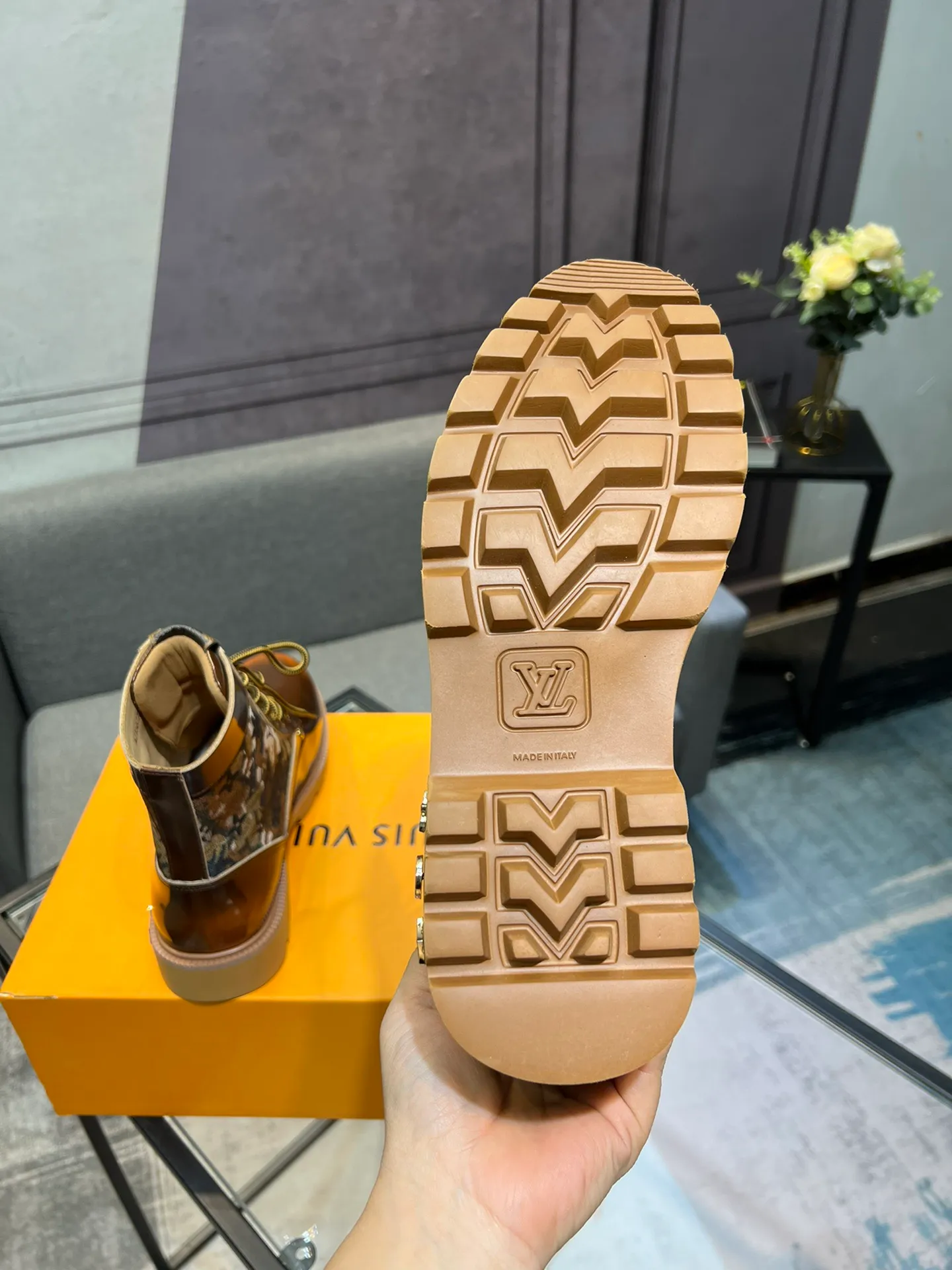 Men's shoes 💰920 L Home - the latest LV men's business casual boots, luxury and nobility are a must. They are all made of imported original first-layer cowhide, just to create a more comfortable wearing experience. ➕Top imported water-dyed full cow lining, original high wear-resistant outsole! 👏👏 Size: Male 39-44; (38 45 46 customized)